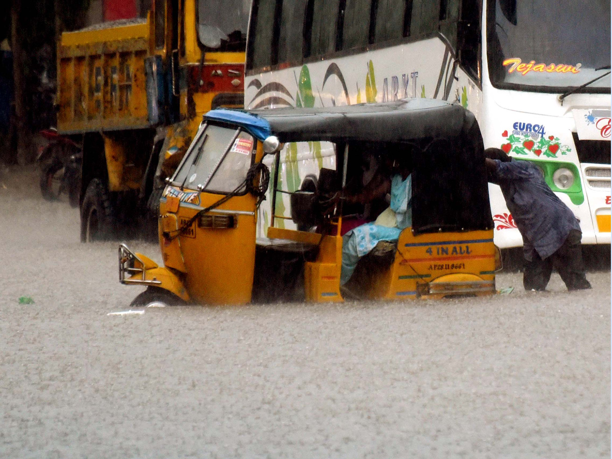 Heavy Rainfall Hits Several Places In Hyderabad Photo Gallery - Sakshi1