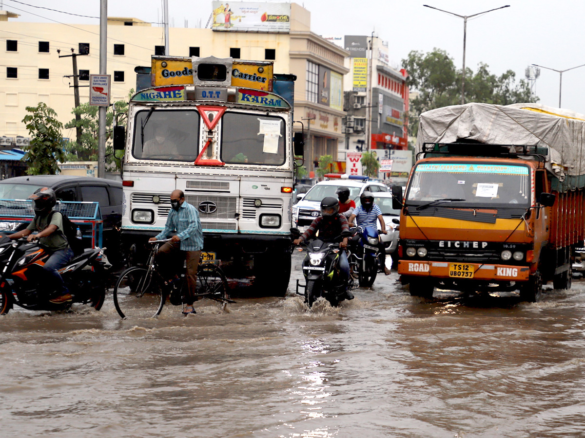 Heavy Rainfall Hits Several Places In Hyderabad Photo Gallery - Sakshi6