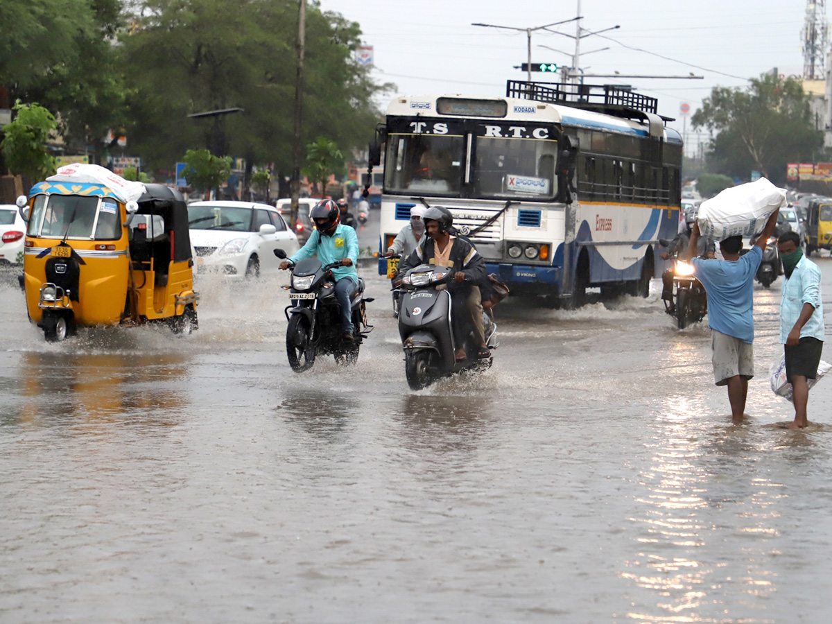 Heavy Rainfall Hits Several Places In Hyderabad Photo Gallery - Sakshi8