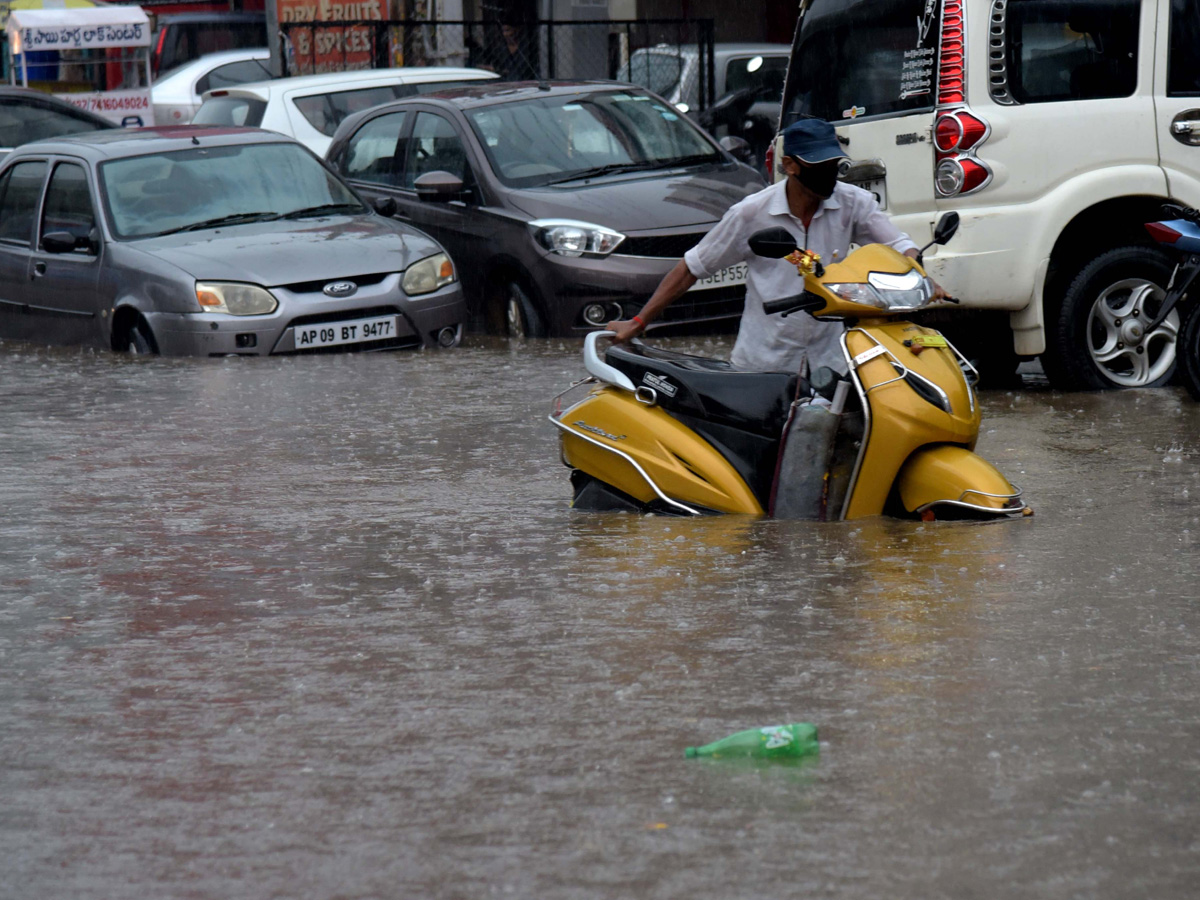 Heavy Rainfall Hits Several Places In Hyderabad Photo Gallery - Sakshi40