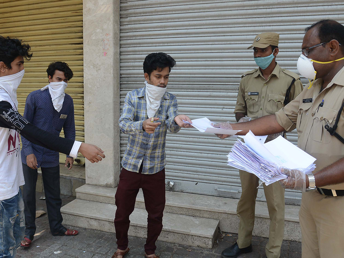 Migrant Workers q in hyderabad police station Photo Gallery - Sakshi2