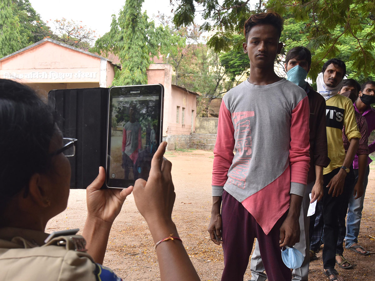 Migrant Workers q in hyderabad police station Photo Gallery - Sakshi13