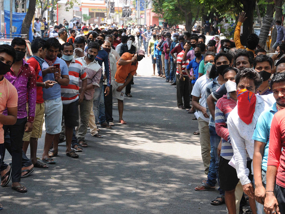 Migrant Workers q in hyderabad police station Photo Gallery - Sakshi14