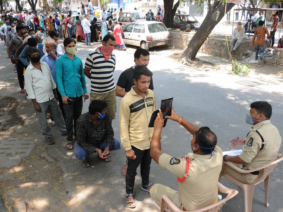 Migrant Workers q in hyderabad police station Photo Gallery - Sakshi1