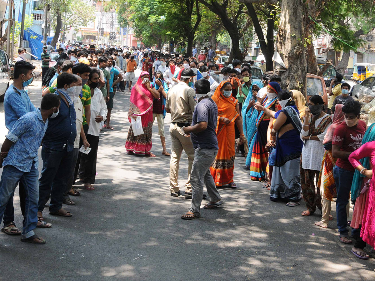 Migrant Workers q in hyderabad police station Photo Gallery - Sakshi15