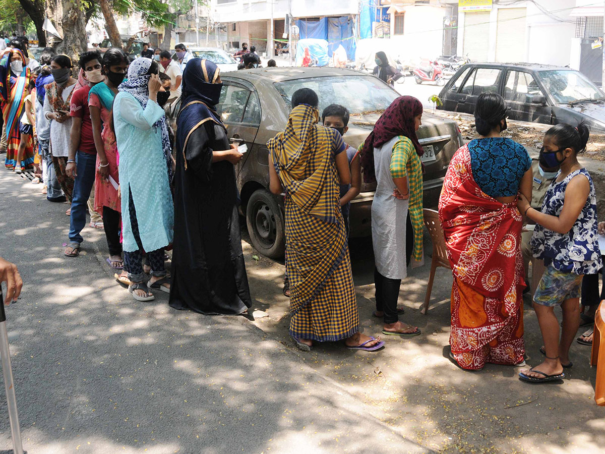 Migrant Workers q in hyderabad police station Photo Gallery - Sakshi16