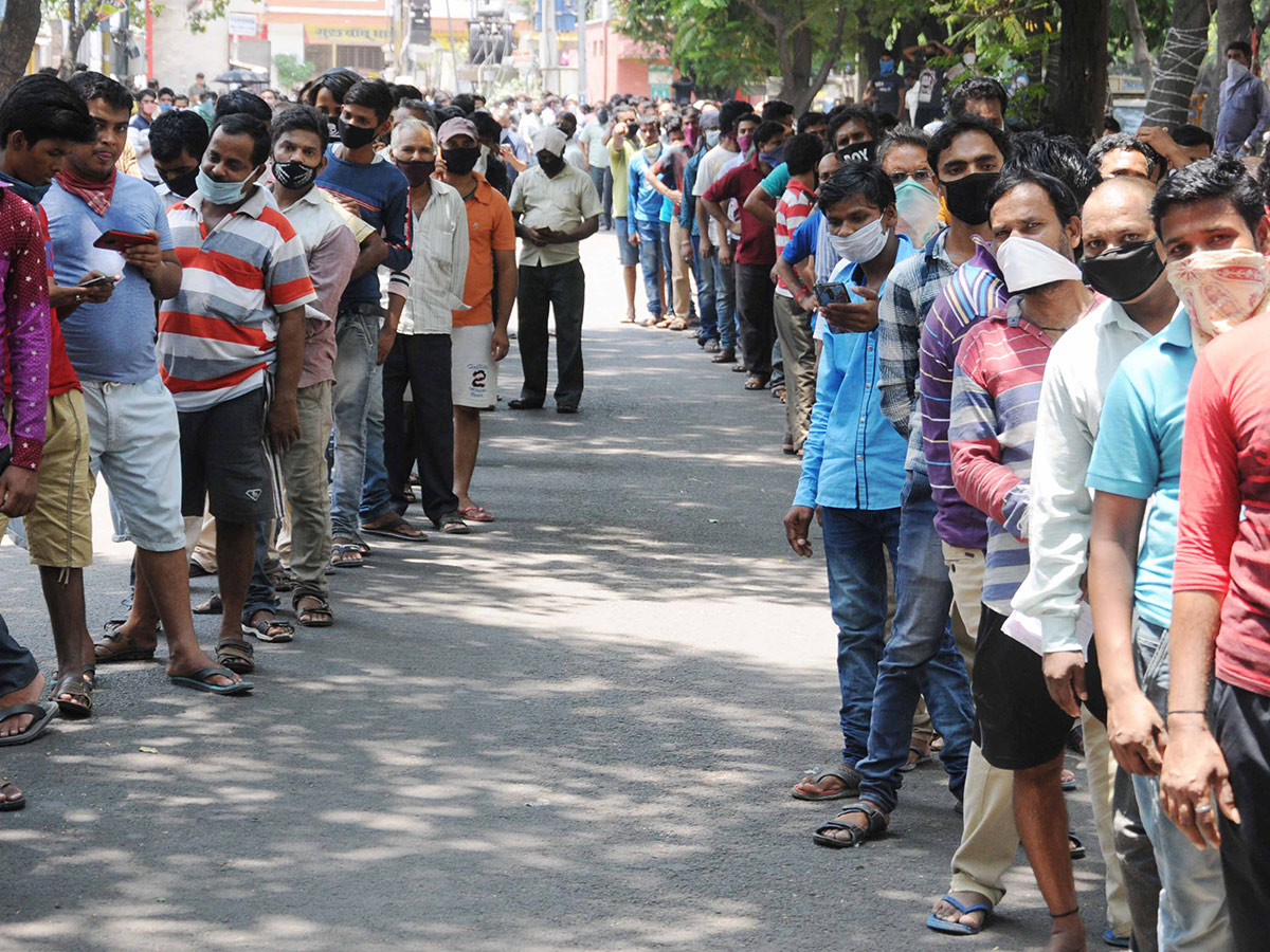 Migrant Workers q in hyderabad police station Photo Gallery - Sakshi17