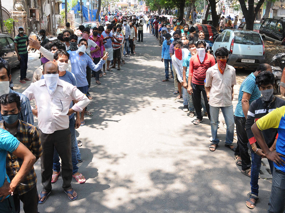 Migrant Workers q in hyderabad police station Photo Gallery - Sakshi18