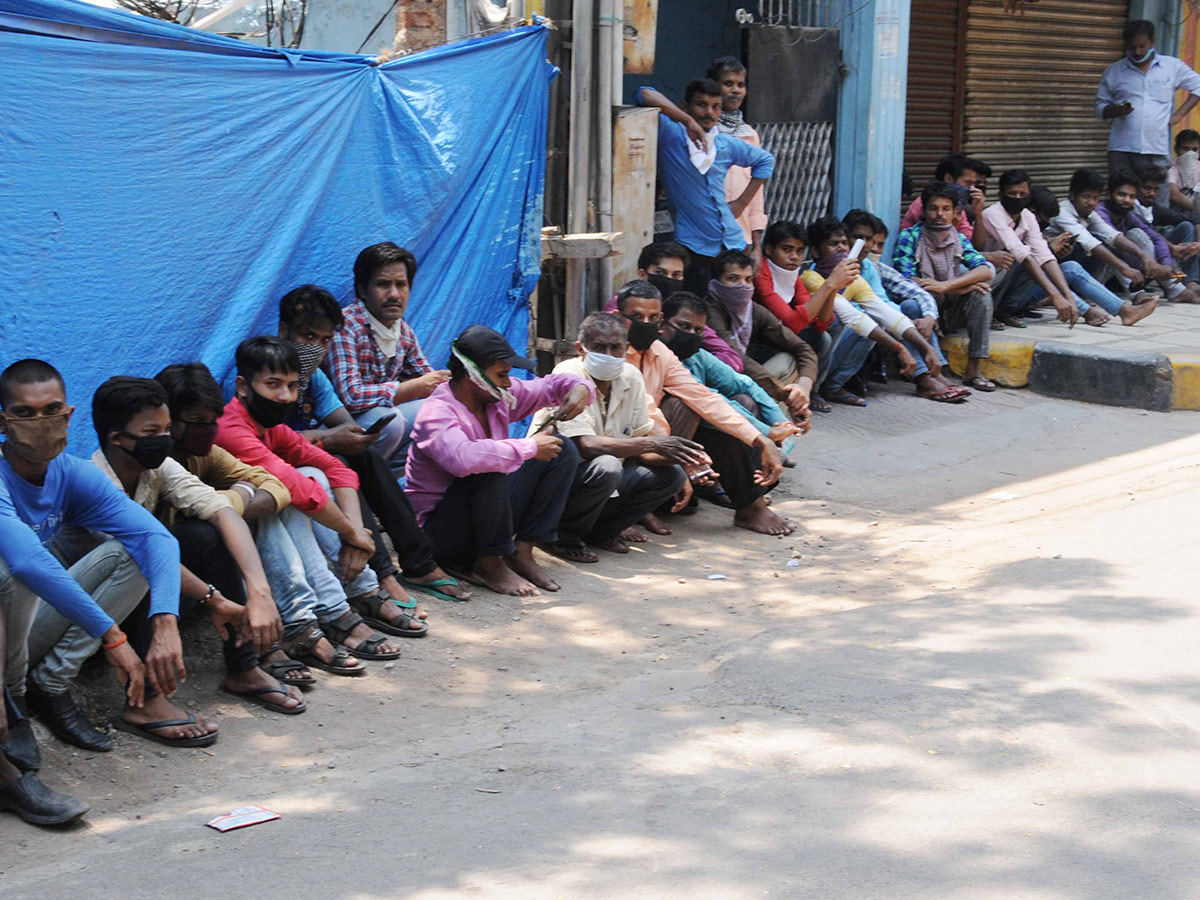 Migrant Workers q in hyderabad police station Photo Gallery - Sakshi19