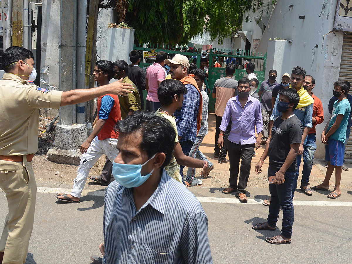 Migrant Workers q in hyderabad police station Photo Gallery - Sakshi3