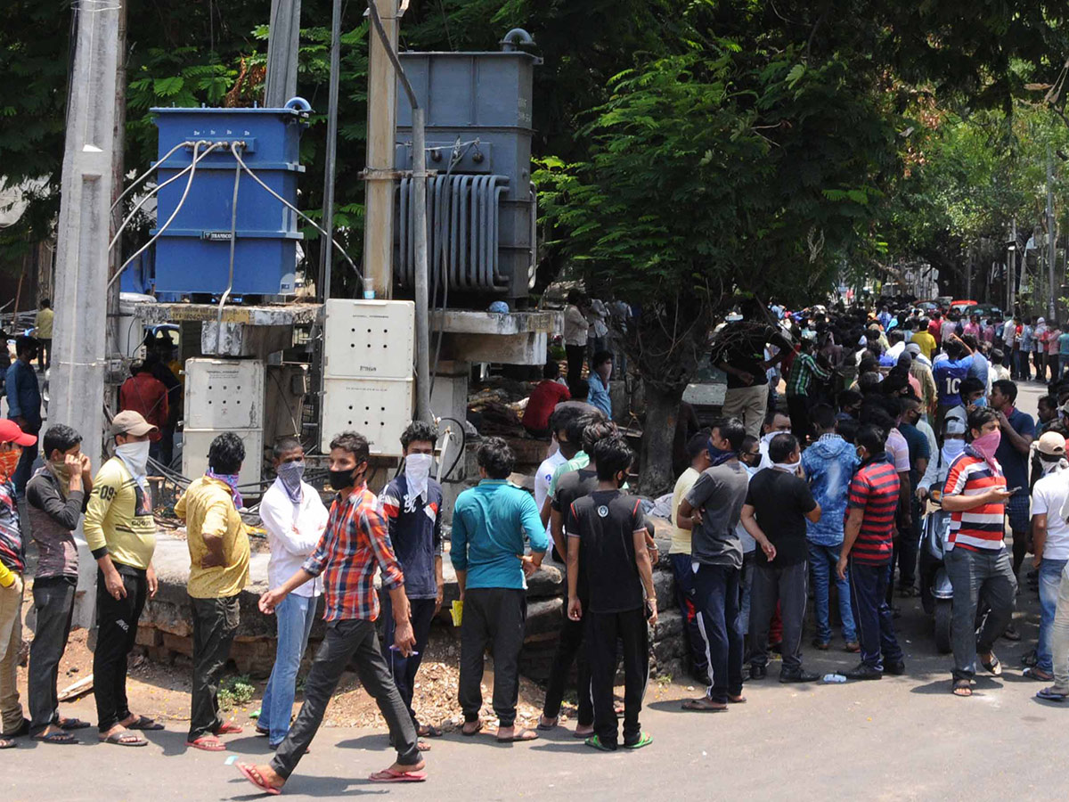 Migrant Workers q in hyderabad police station Photo Gallery - Sakshi20