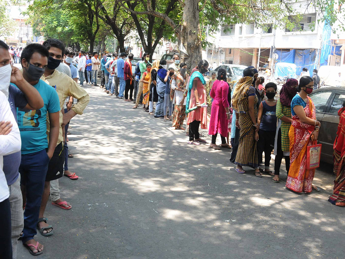 Migrant Workers q in hyderabad police station Photo Gallery - Sakshi21