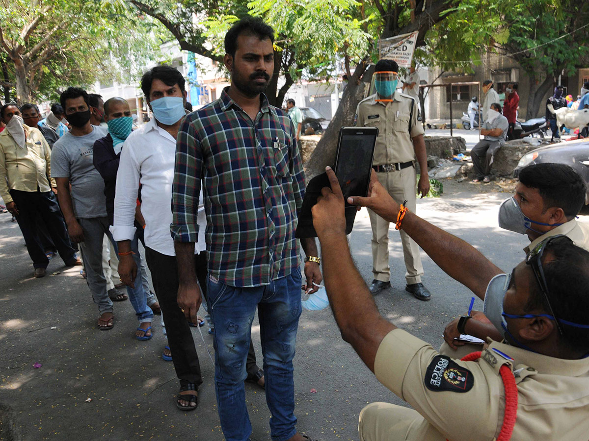 Migrant Workers q in hyderabad police station Photo Gallery - Sakshi22