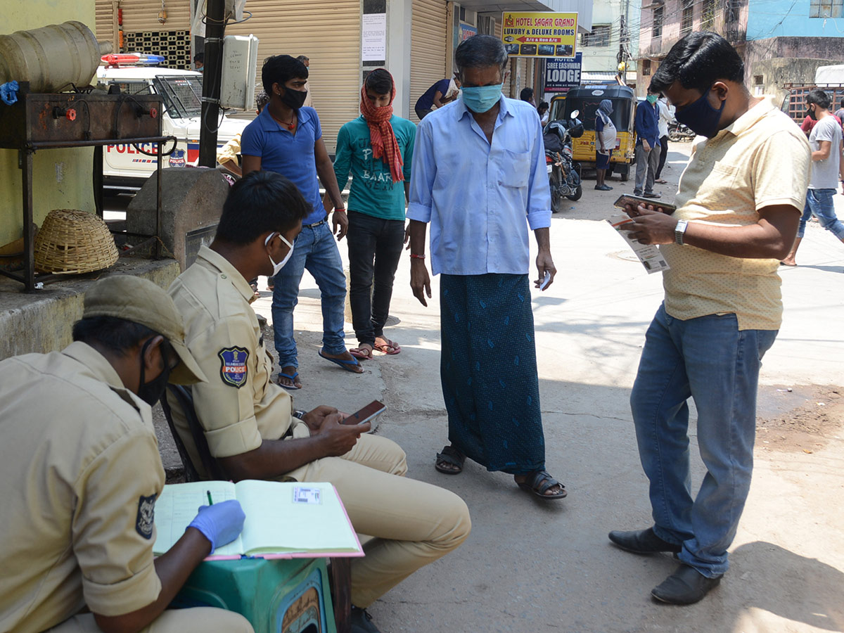 Migrant Workers q in hyderabad police station Photo Gallery - Sakshi24