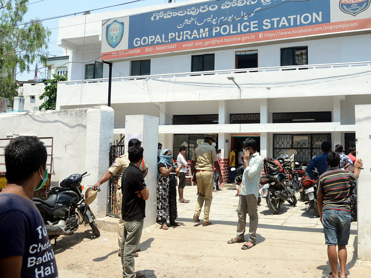 Migrant Workers q in hyderabad police station Photo Gallery - Sakshi25