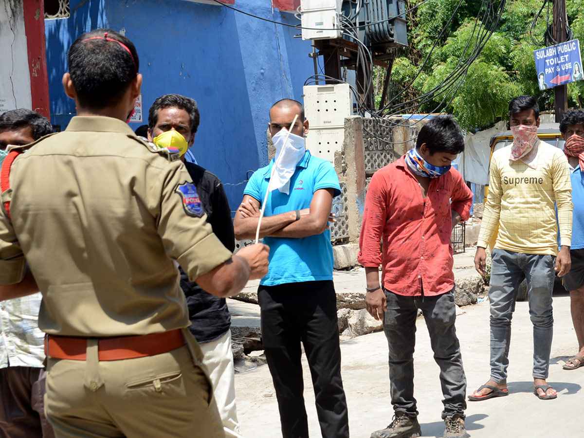 Migrant Workers q in hyderabad police station Photo Gallery - Sakshi27