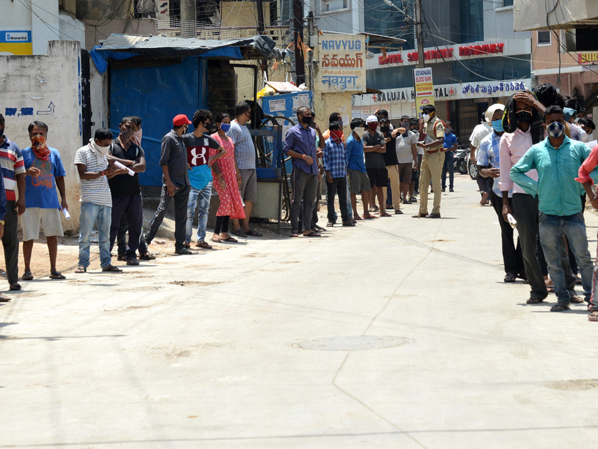 Migrant Workers q in hyderabad police station Photo Gallery - Sakshi28