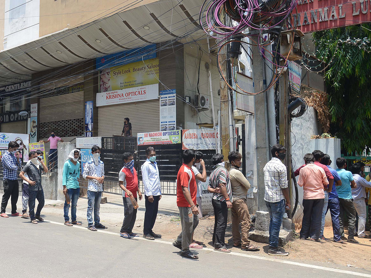 Migrant Workers q in hyderabad police station Photo Gallery - Sakshi4