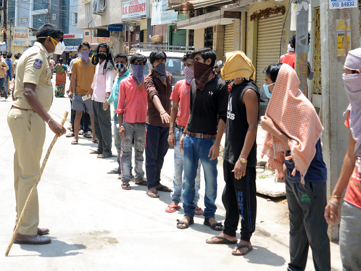 Migrant Workers q in hyderabad police station Photo Gallery - Sakshi30