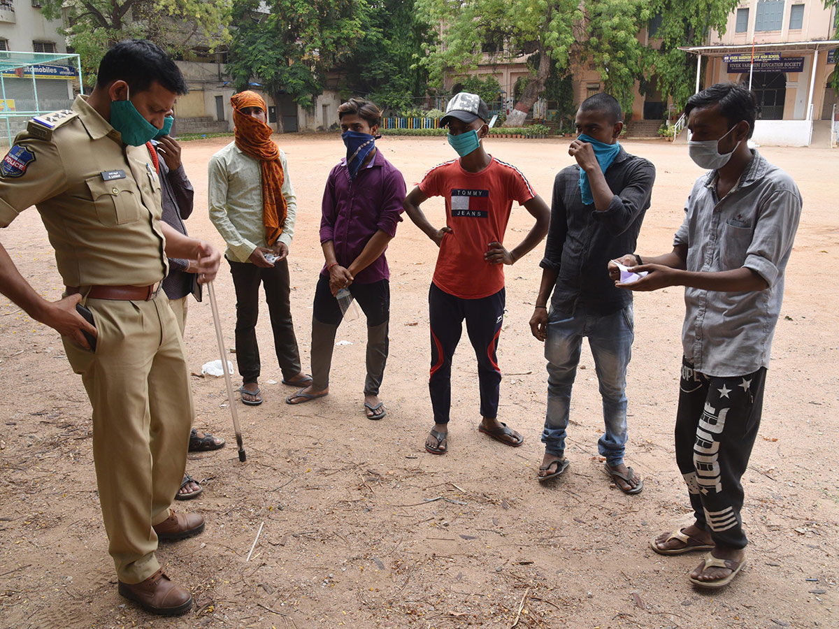 Migrant Workers q in hyderabad police station Photo Gallery - Sakshi32