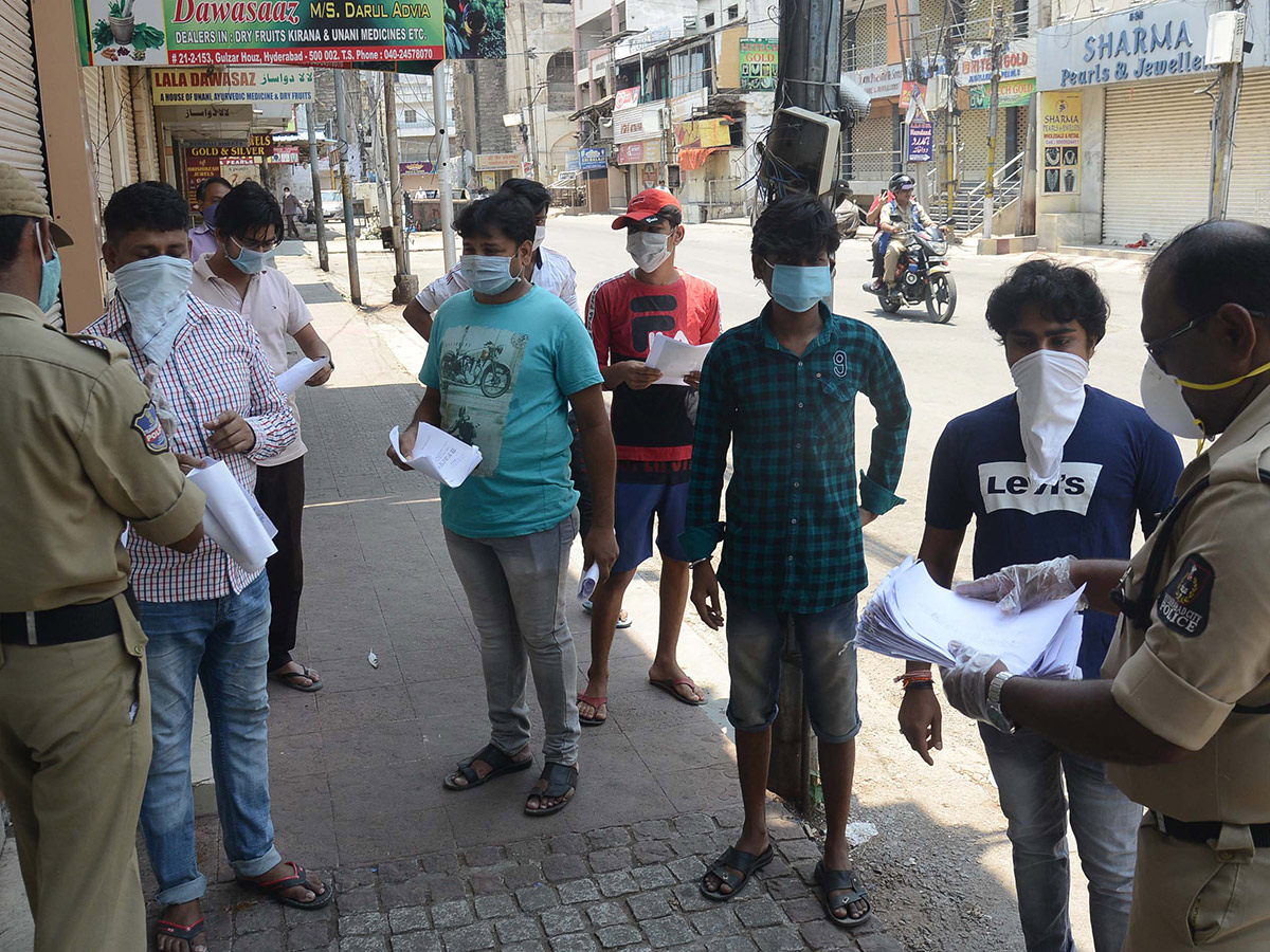 Migrant Workers q in hyderabad police station Photo Gallery - Sakshi5