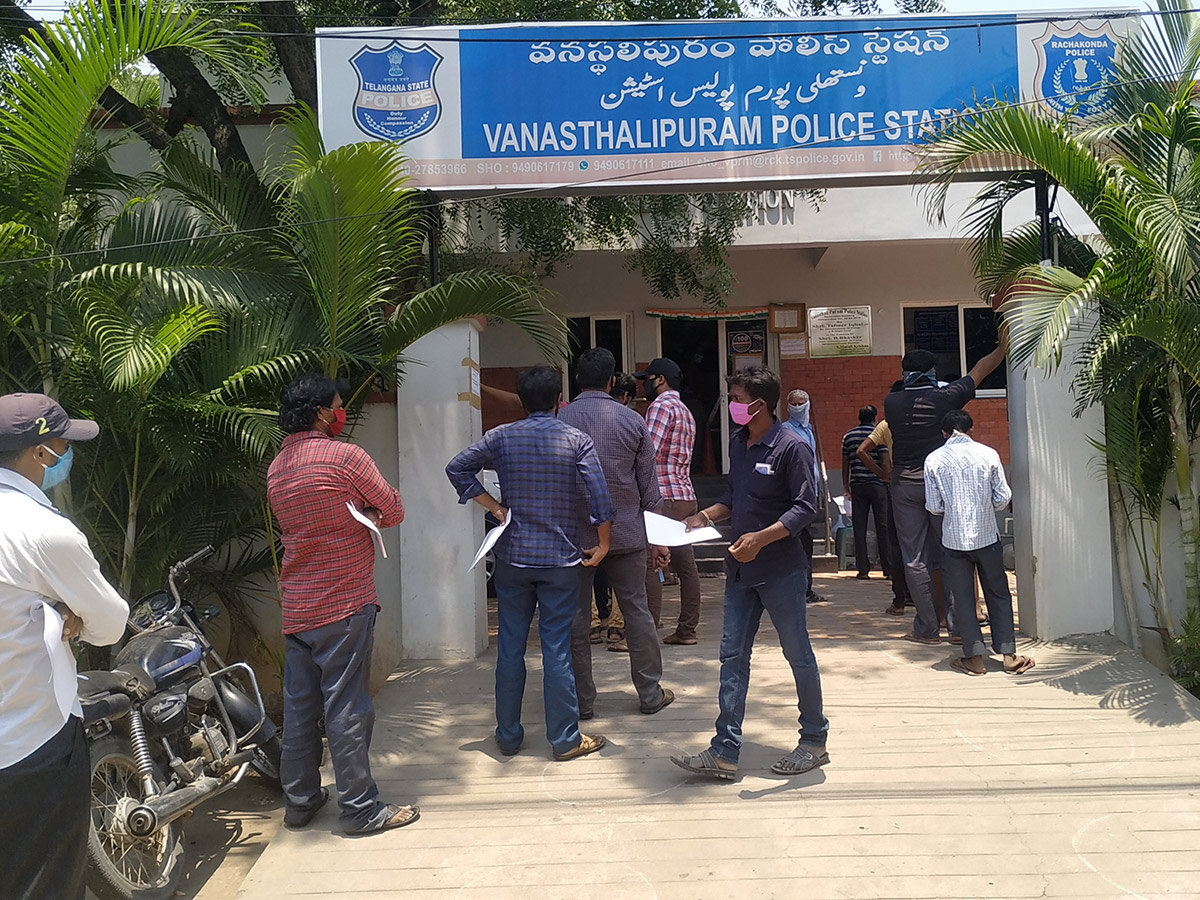 Migrant Workers q in hyderabad police station Photo Gallery - Sakshi6