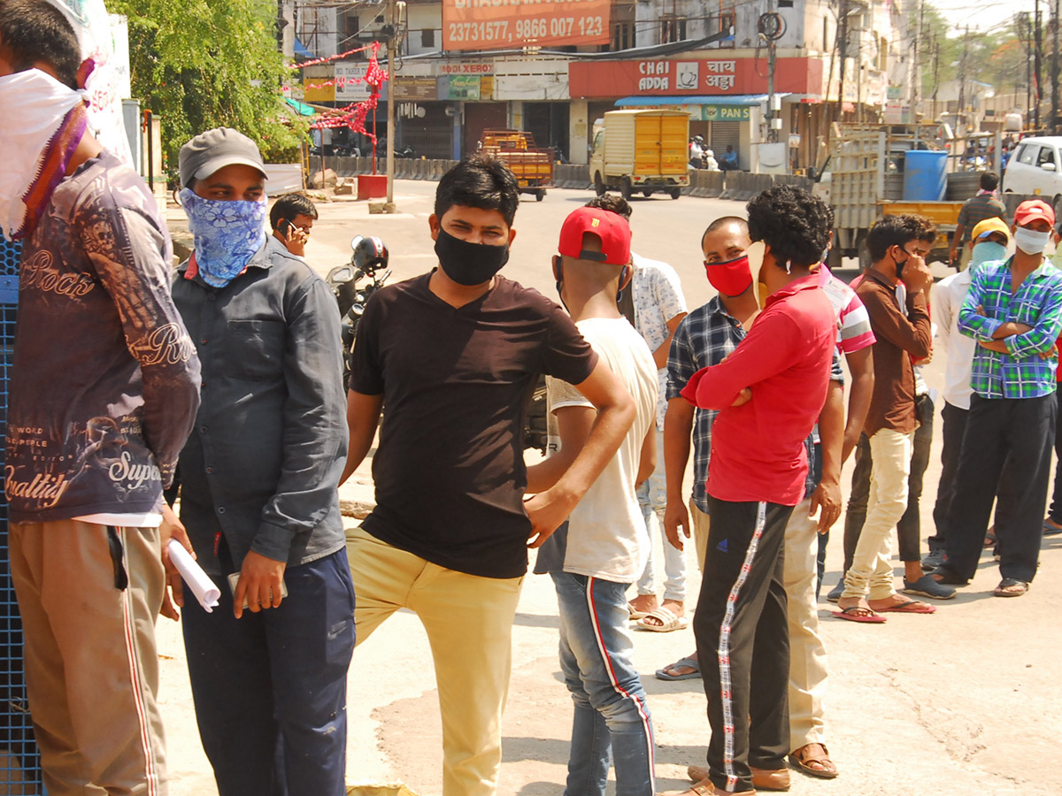 Migrant Workers q in hyderabad police station Photo Gallery - Sakshi7