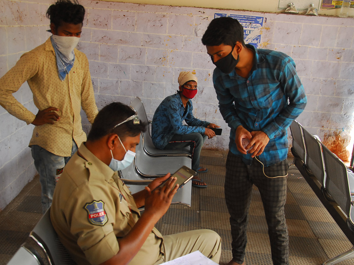 Migrant Workers q in hyderabad police station Photo Gallery - Sakshi8