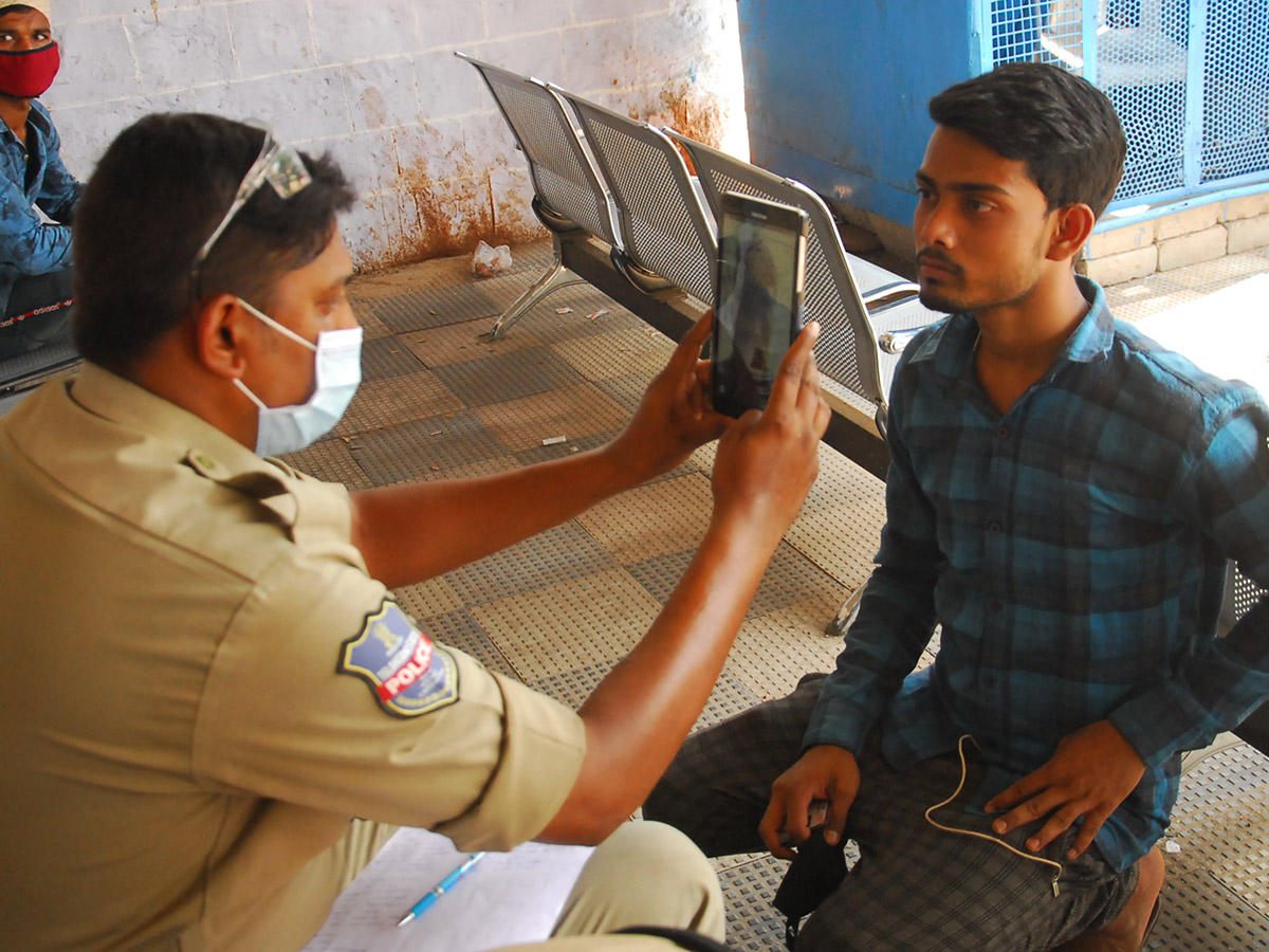 Migrant Workers q in hyderabad police station Photo Gallery - Sakshi9