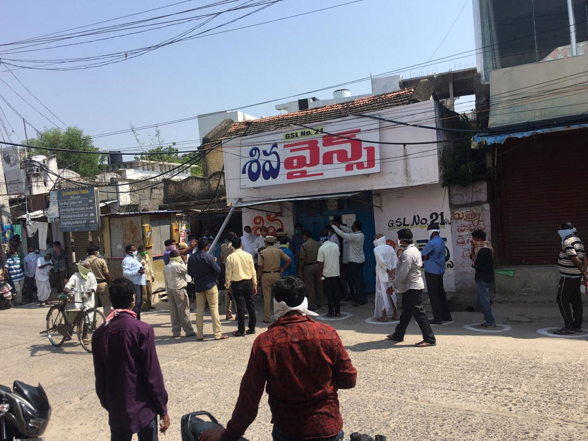 Liquor shops Reopen in Telangana Photo Gallery - Sakshi15