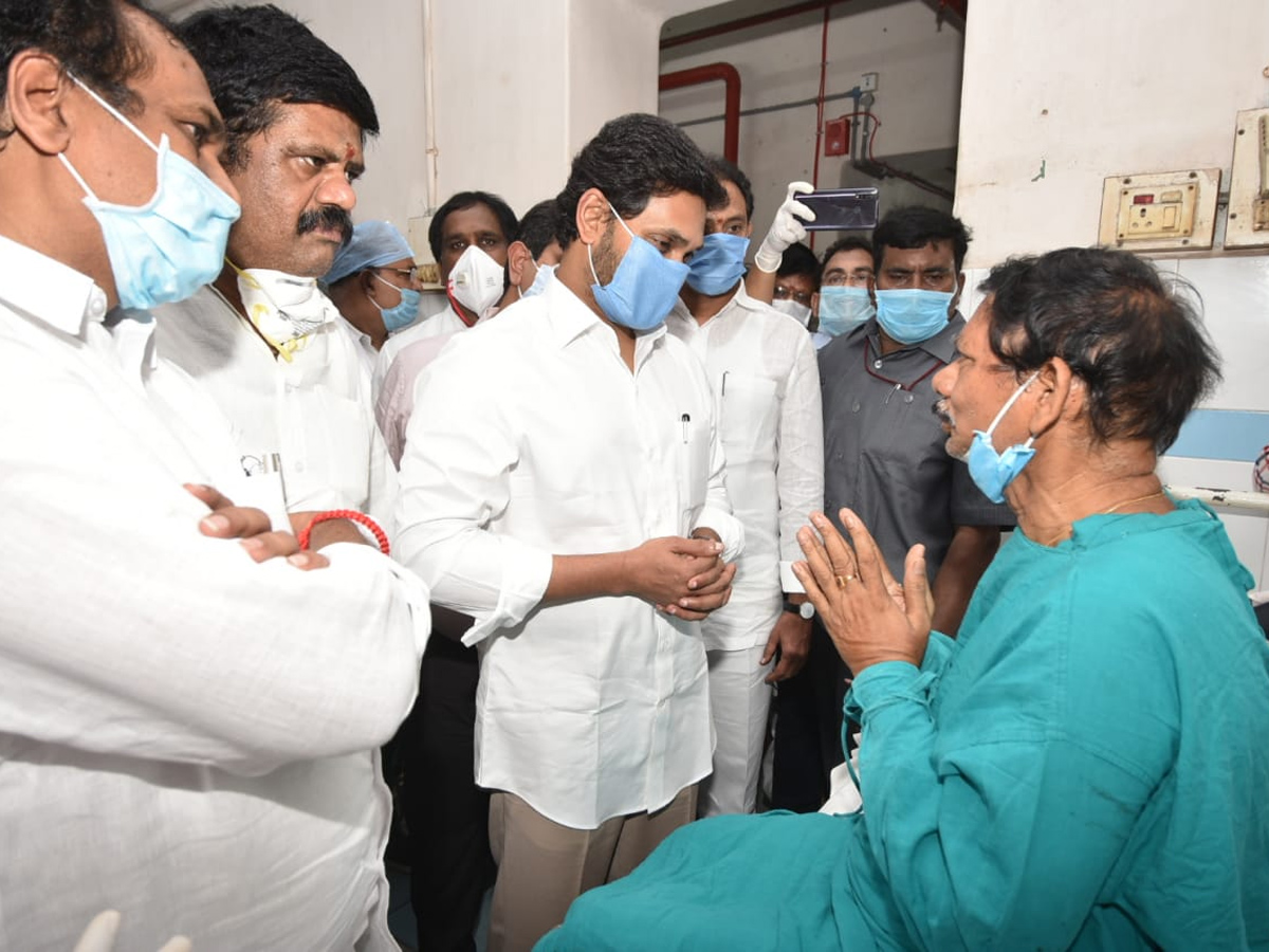 CM Jagan Reaches To Visakhapatnam KGH Hospital - Sakshi4