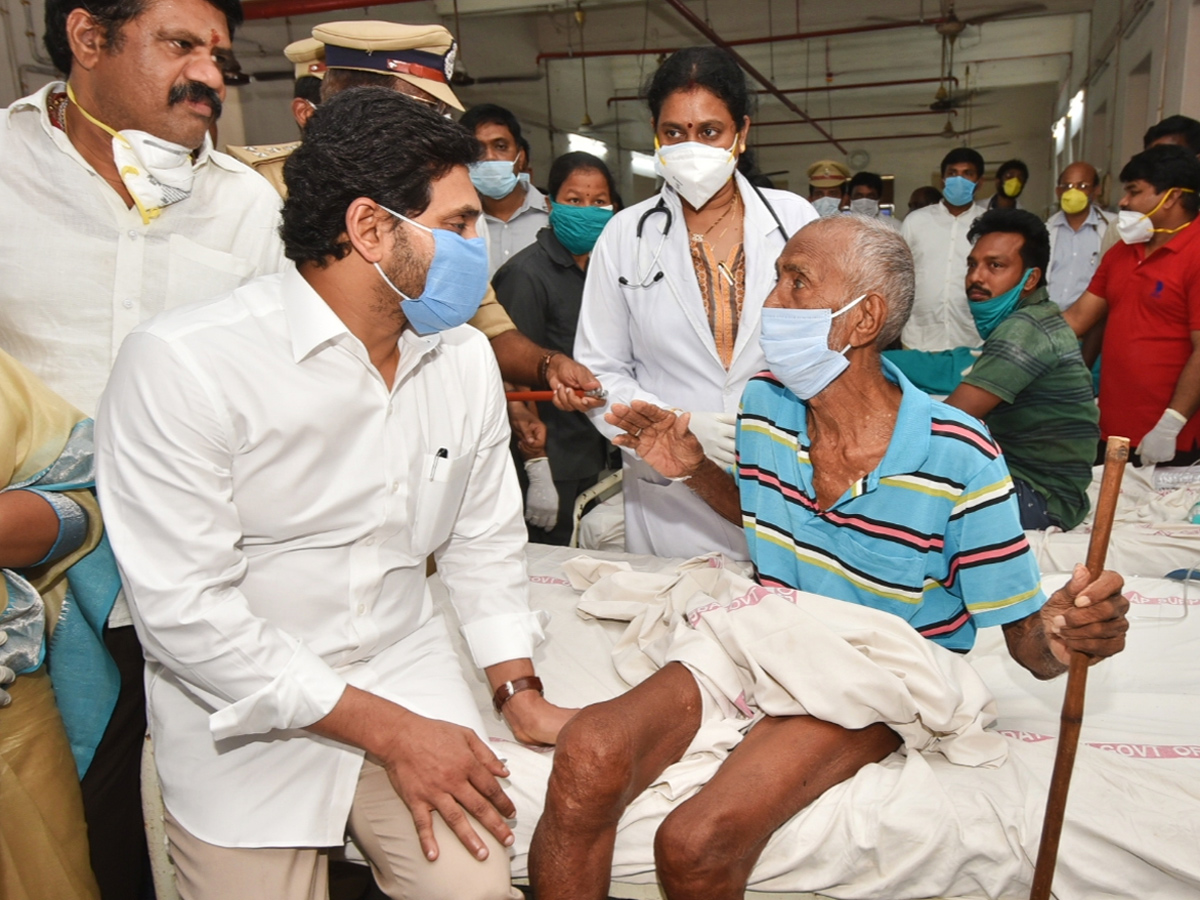 CM Jagan Reaches To Visakhapatnam KGH Hospital - Sakshi10