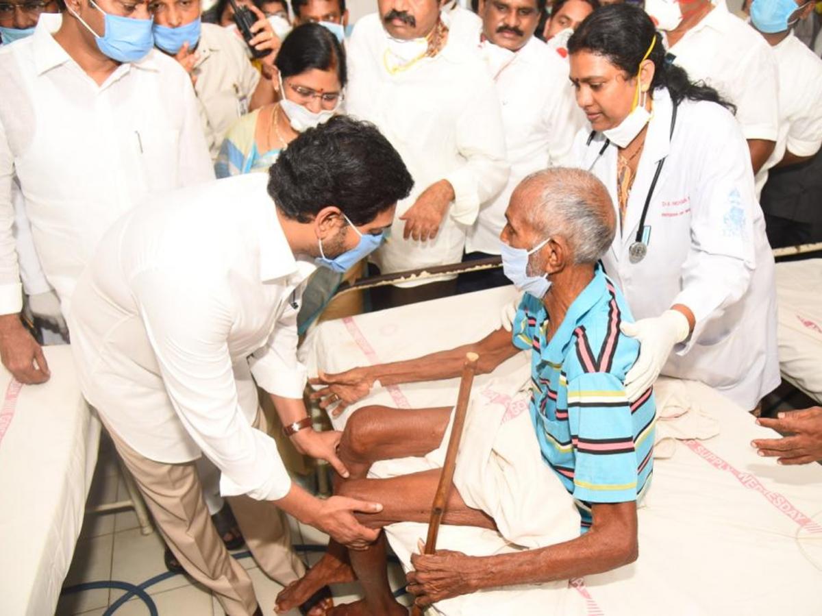 CM Jagan Reaches To Visakhapatnam KGH Hospital - Sakshi1