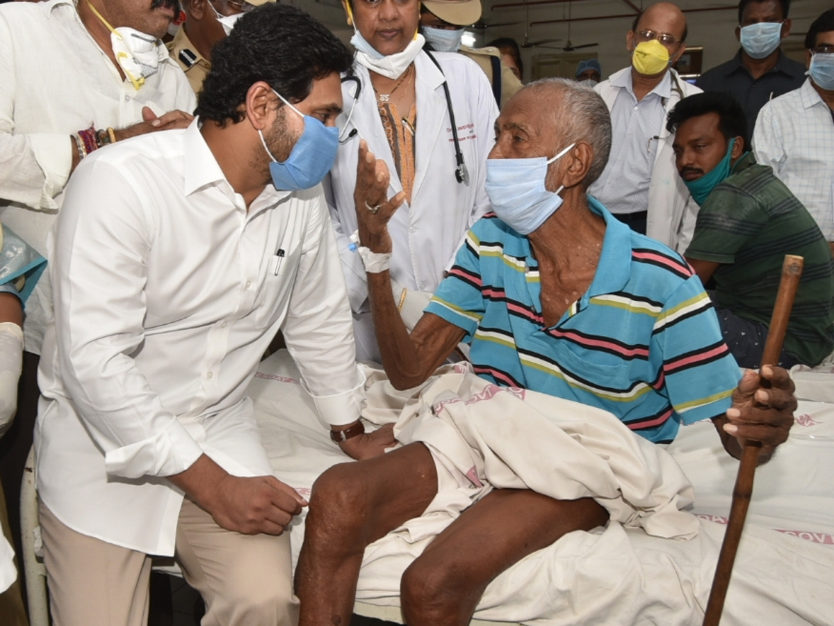 CM Jagan Reaches To Visakhapatnam KGH Hospital - Sakshi15