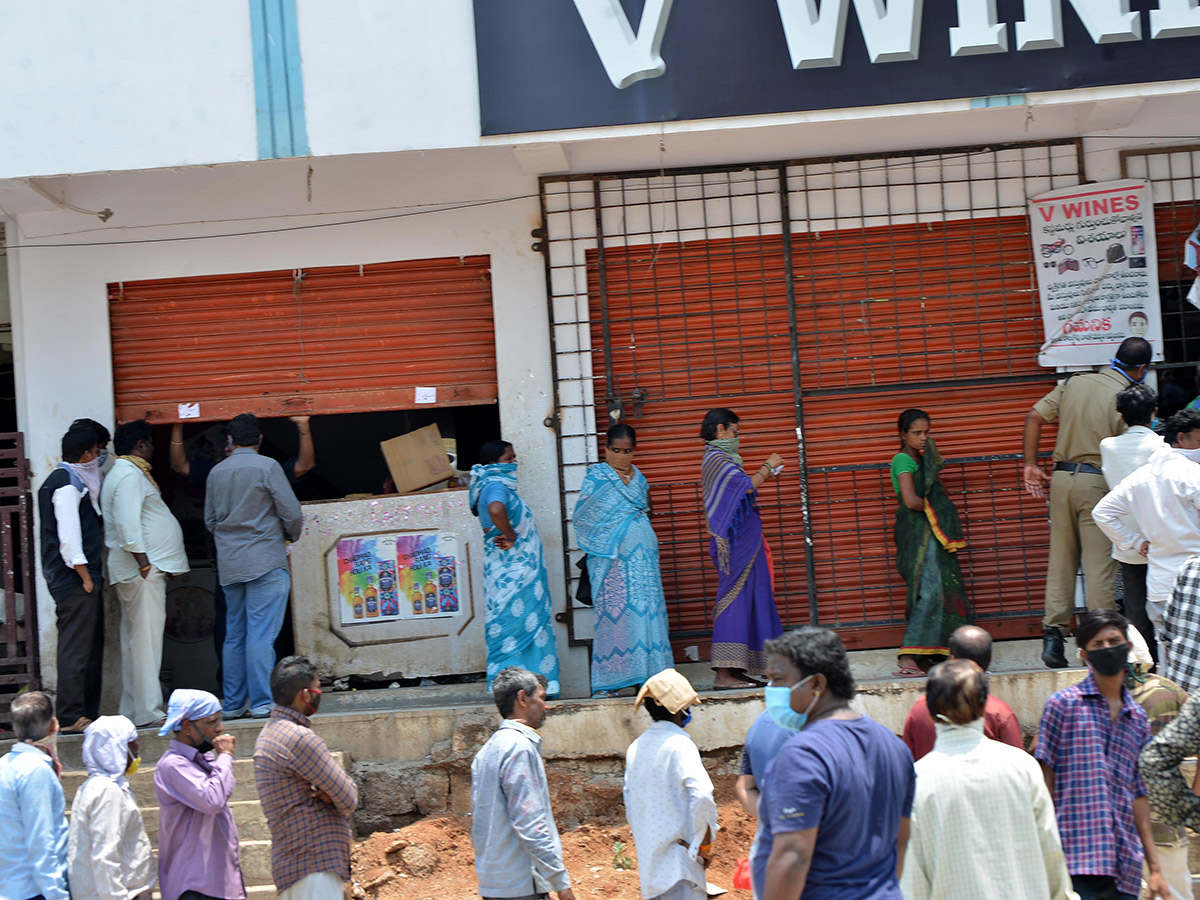 Liquor Shops Open in Hyderabad Photo Gallery - Sakshi17