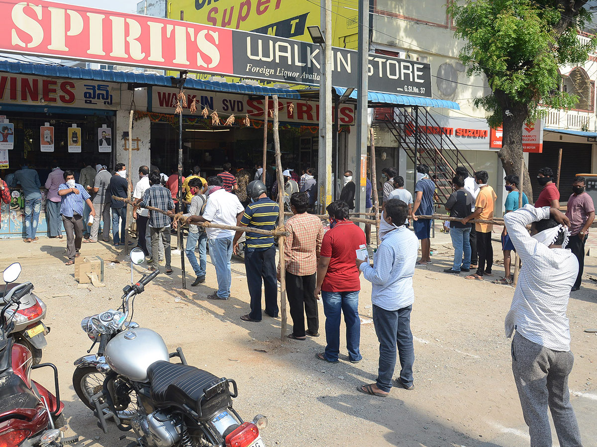 Liquor Shops Open in Hyderabad Photo Gallery - Sakshi22