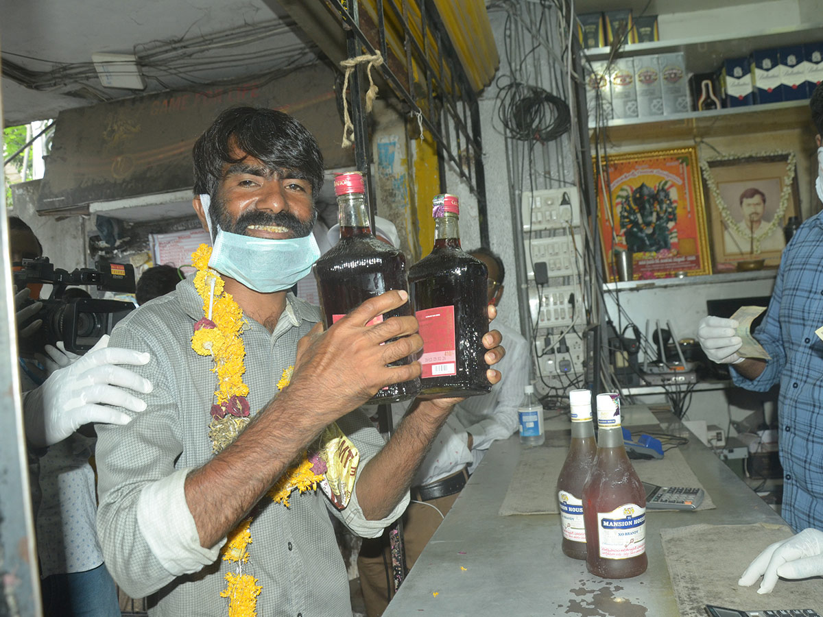 Liquor Shops Open in Hyderabad Photo Gallery - Sakshi45