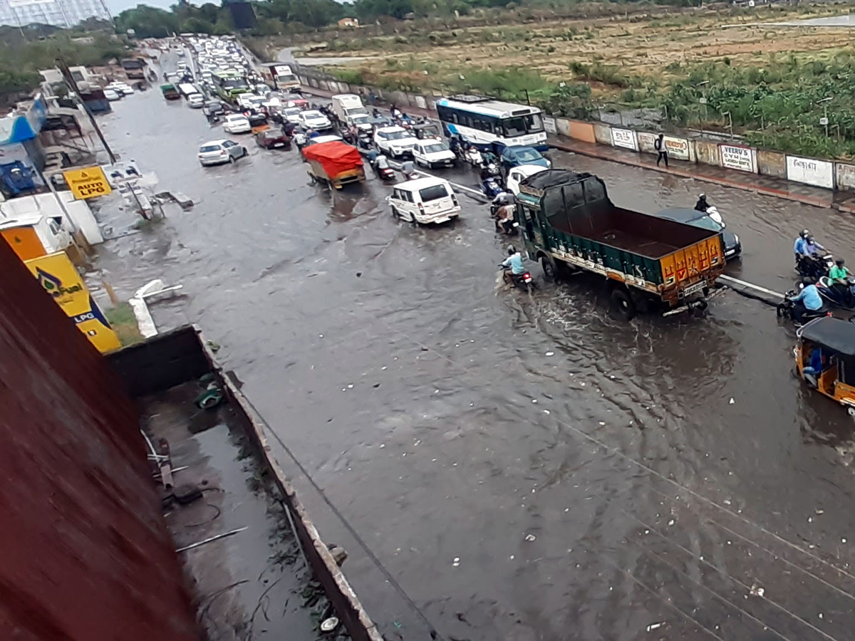 Heavy rains lash parts of Hyderabad Photo Gallery - Sakshi2