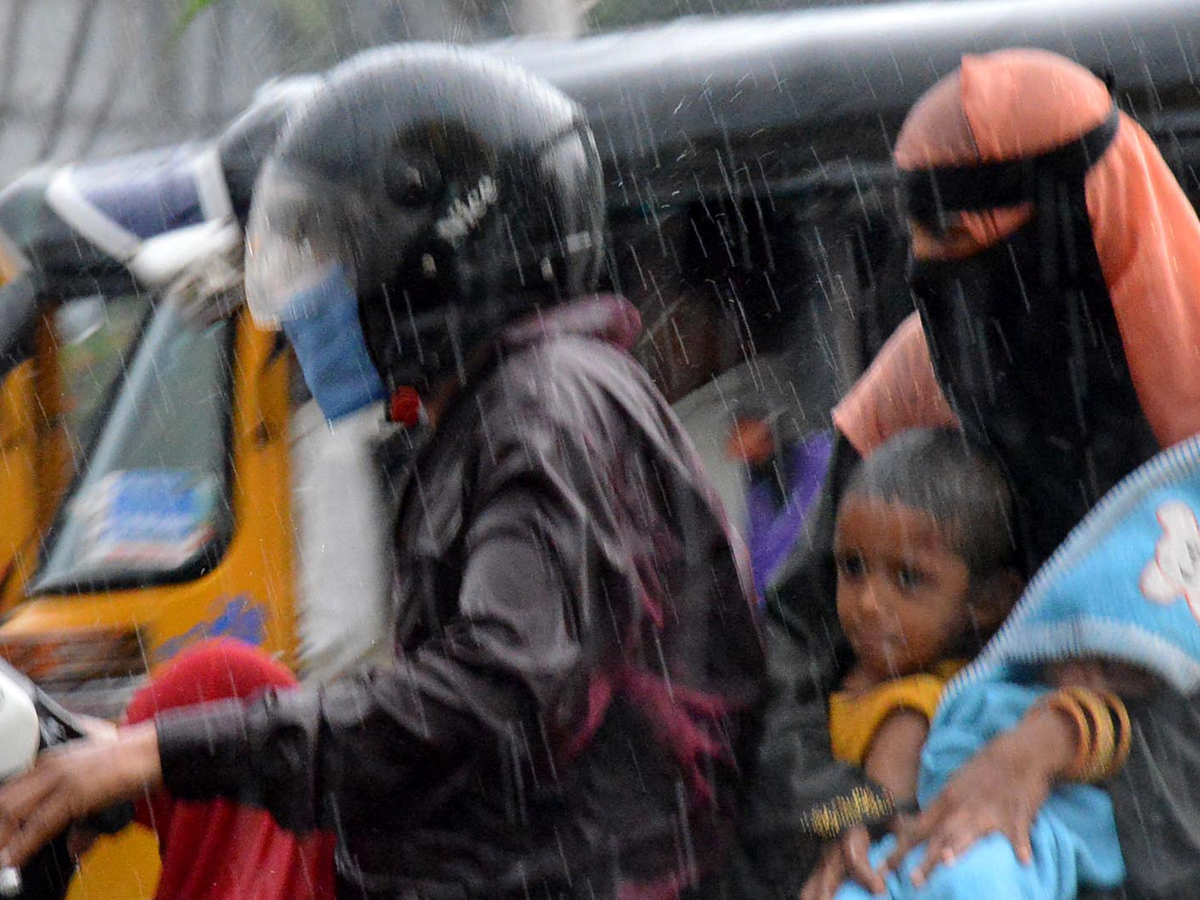 Heavy rains lash parts of Hyderabad Photo Gallery - Sakshi10