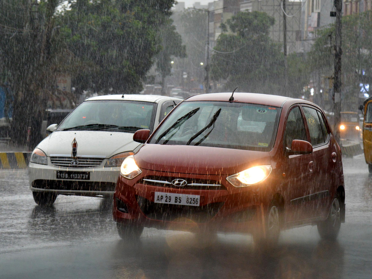 Heavy rains lash parts of Hyderabad Photo Gallery - Sakshi11