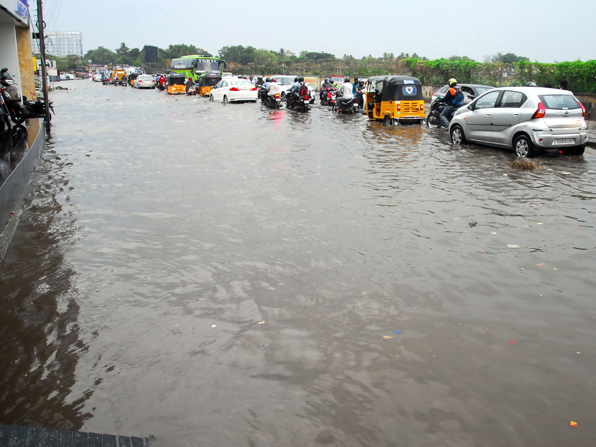 Heavy rains lash parts of Hyderabad Photo Gallery - Sakshi3