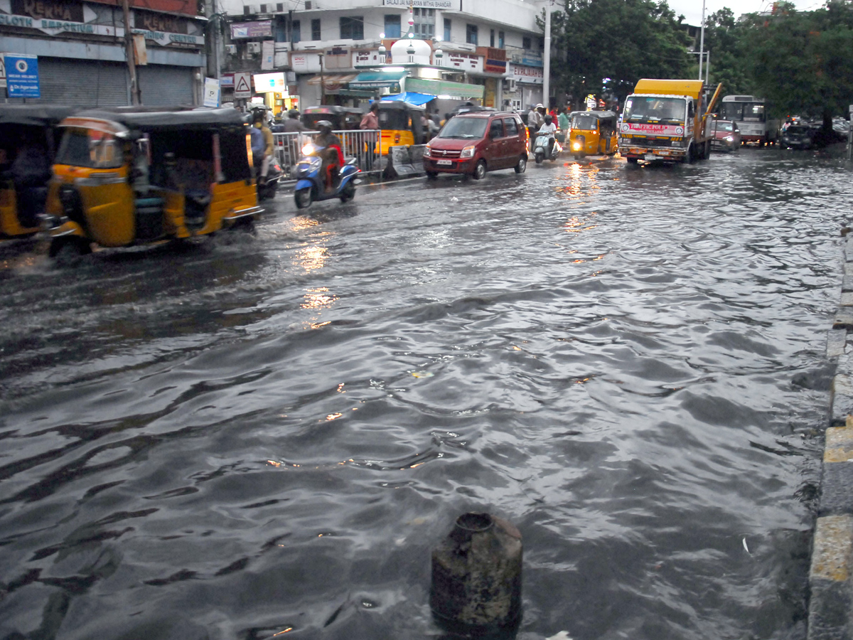 Heavy rains lash parts of Hyderabad Photo Gallery - Sakshi1