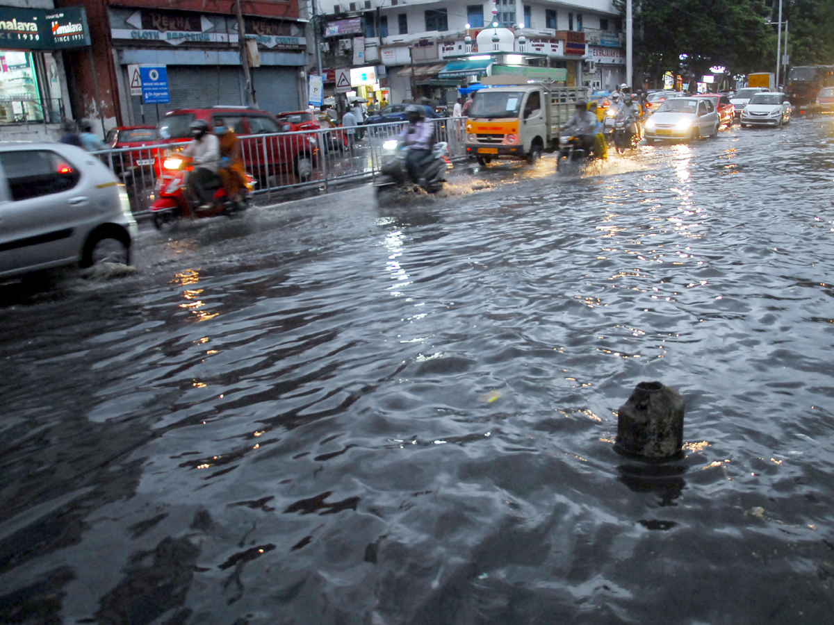 Heavy rains lash parts of Hyderabad Photo Gallery - Sakshi4