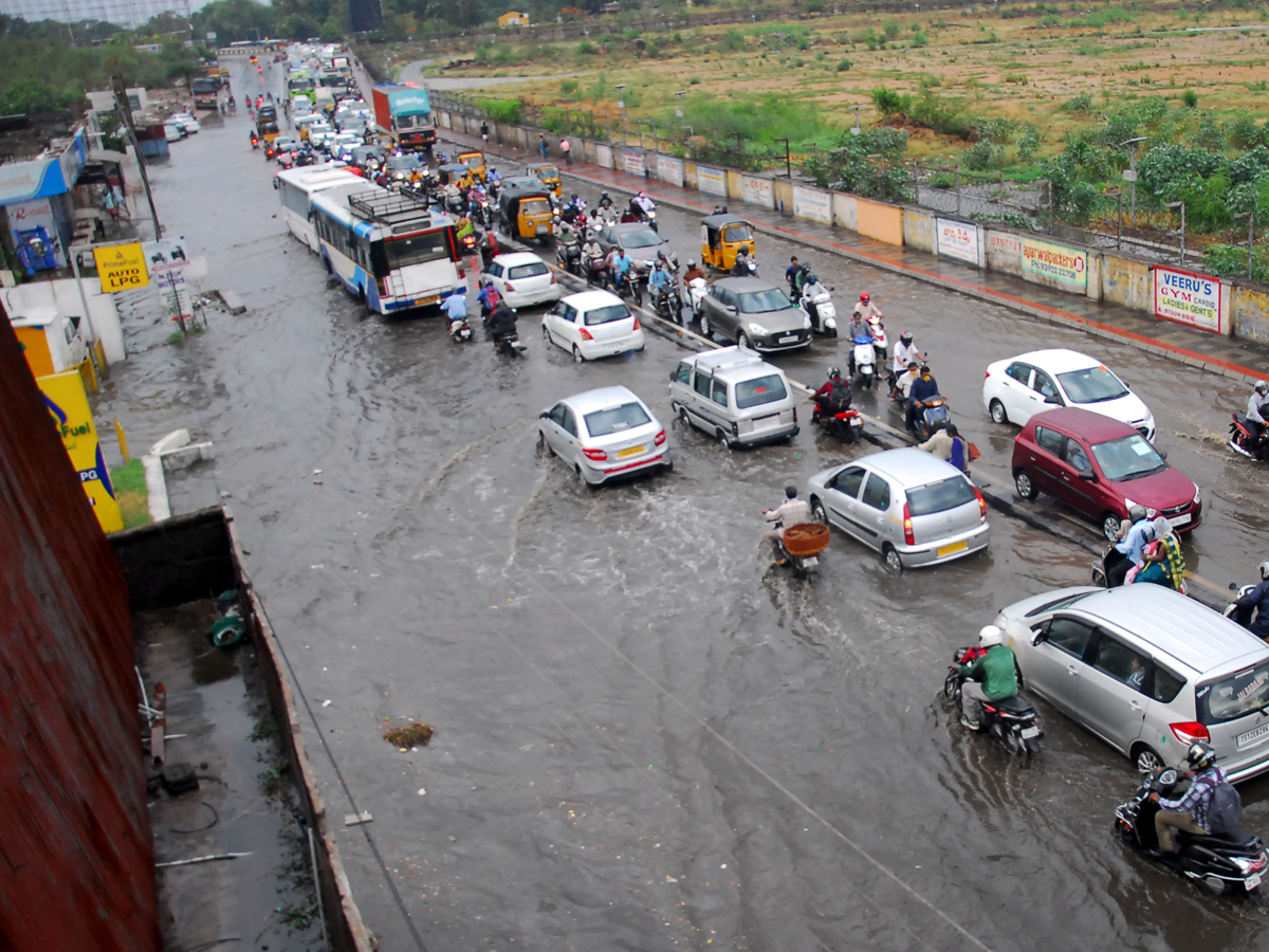 Heavy rains lash parts of Hyderabad Photo Gallery - Sakshi5