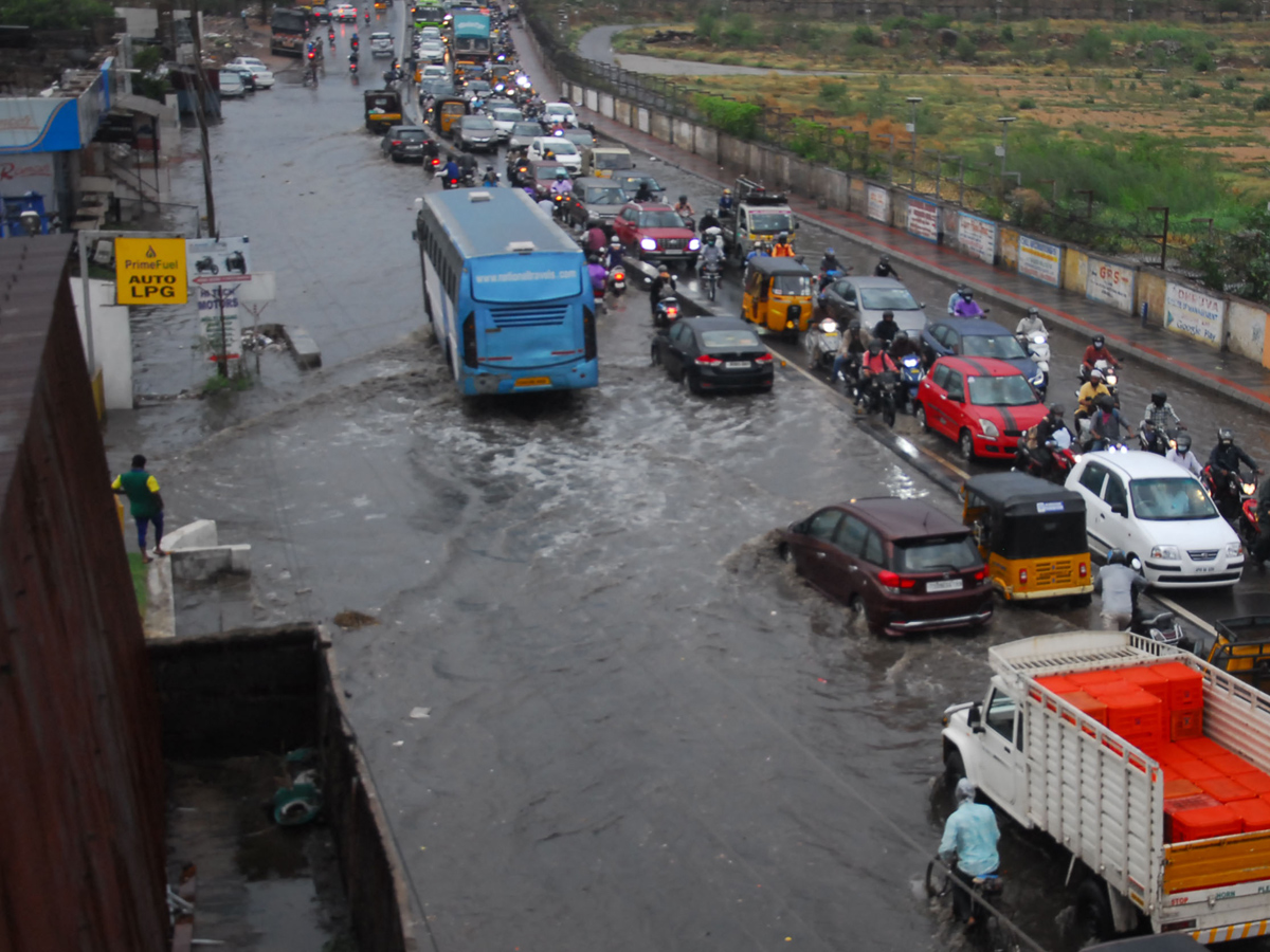 Heavy rains lash parts of Hyderabad Photo Gallery - Sakshi7