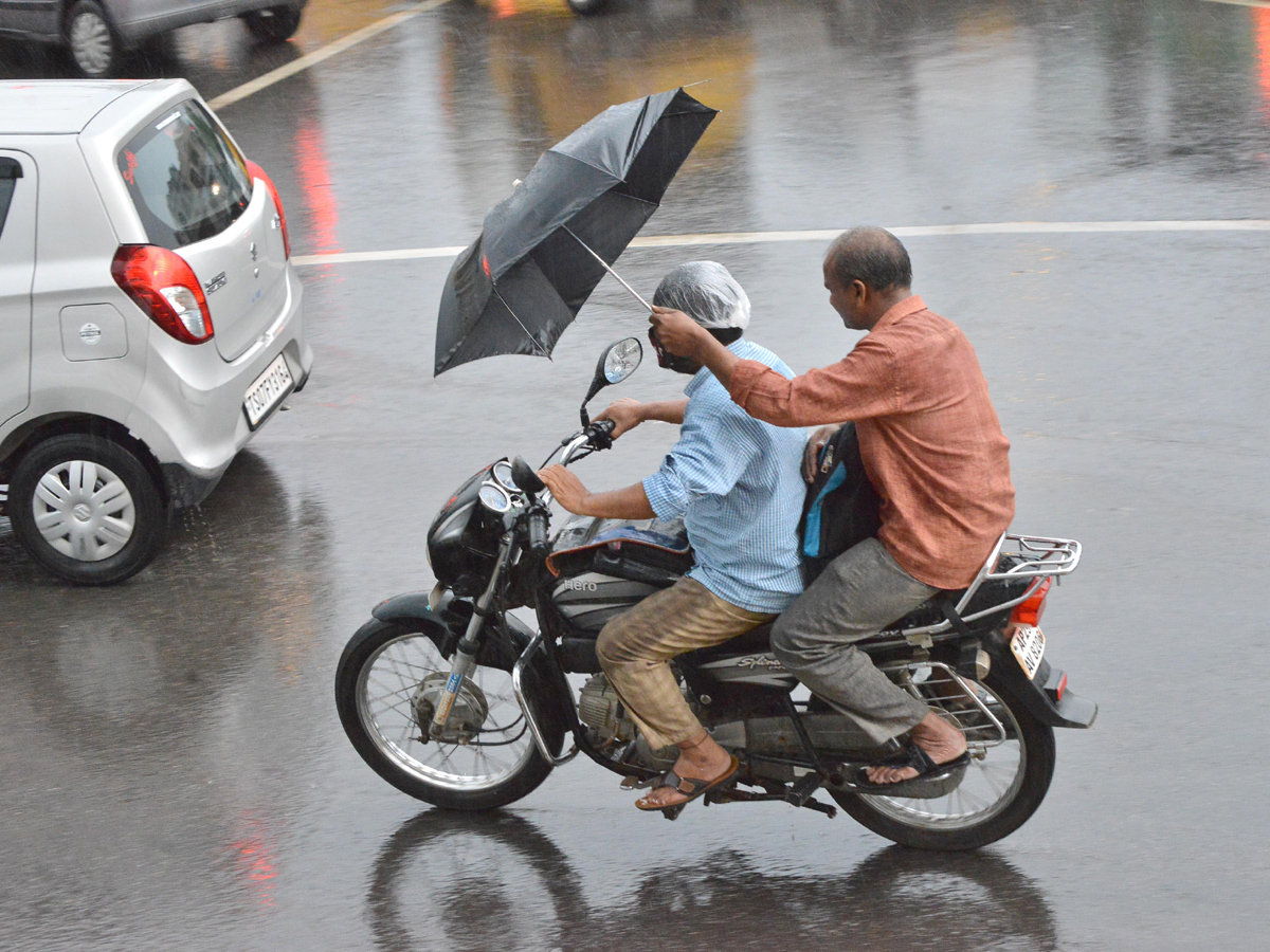 Heavy rains lash parts of Hyderabad Photo Gallery - Sakshi8