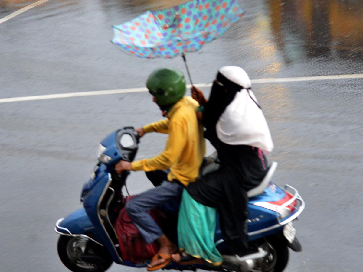 Heavy rains lash parts of Hyderabad Photo Gallery - Sakshi9