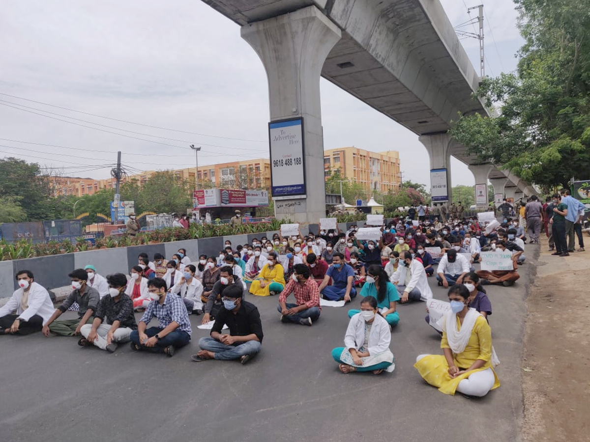 Gandhi Hospital junior doctors launch strike Photo Gallery - Sakshi15