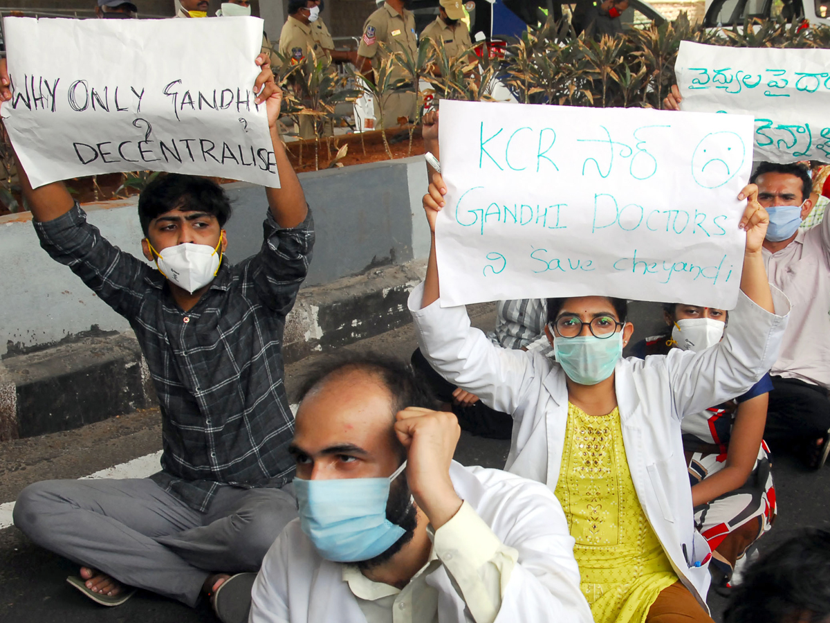 Gandhi Hospital junior doctors launch strike Photo Gallery - Sakshi2