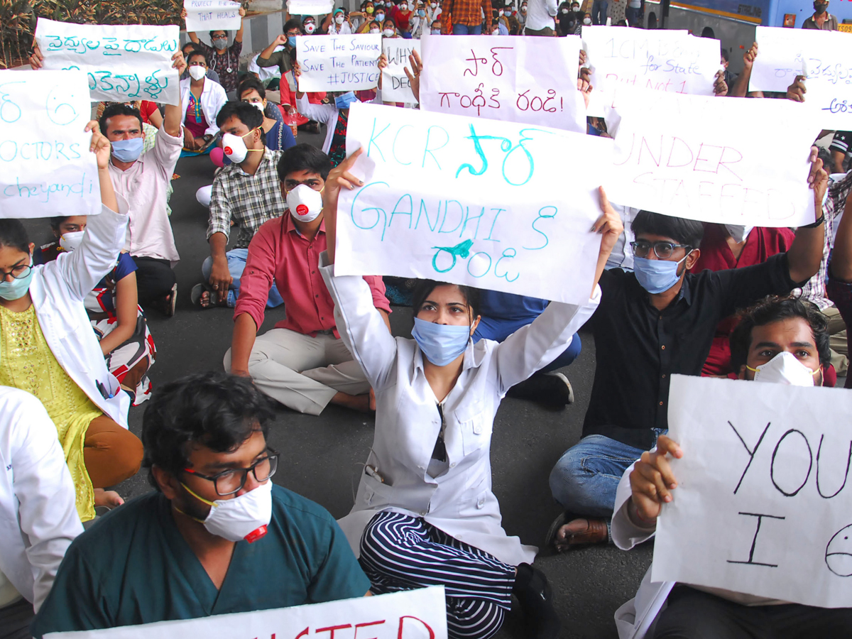 Gandhi Hospital junior doctors launch strike Photo Gallery - Sakshi3